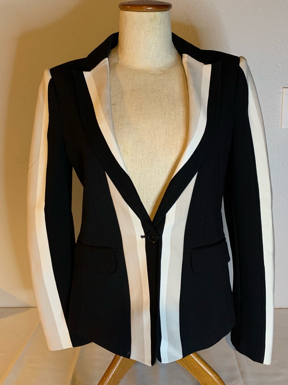 BCBGMAXAZRIA.Black and White Contrast Stripe Women’s Blazer size S